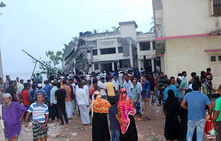 হাসপাতালটির ভাঙন দেখতে ভিড় জামিয়েছে এলাকাবাসী। ছবি : মো. ছগির হোসেন