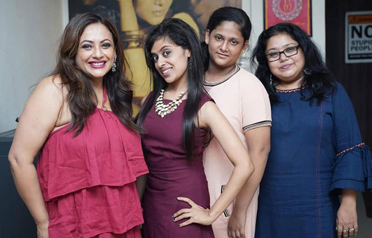 জন্মদিনের অনুষ্ঠানে ফোটো সেশন।