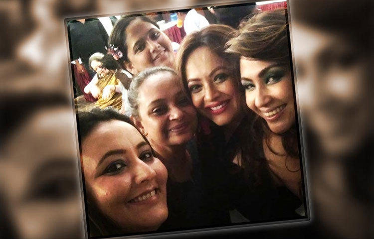 আপনজনদের সঙ্গে জন্মদিনে শ্রীলেখা মিত্র।