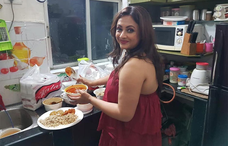 শুধু পার্টি নয়, নিজের কাজ নিজে করতেও পছন্দ করেন শ্রীলেখা।