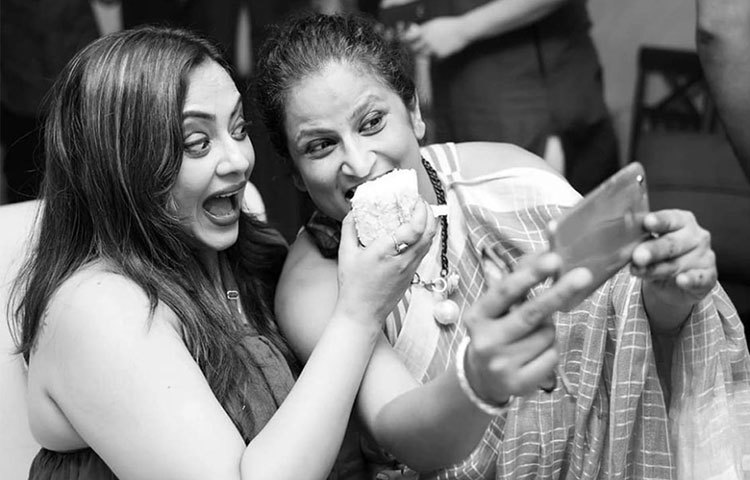 কেক খাইয়ে দেয়ার মুহূর্ত সেলফি বন্দি।