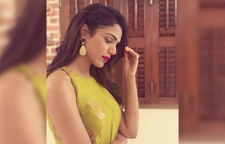 ছোট পর্দার এক জনপ্রিয় কমেডি সিরিয়াল ‘তু তু মেয় মেয়’-তে আত্মপ্রকাশ করেছিলেন শ্রিয়া। সিরিয়ালে অভিনয় করেছিলেন তার বাবা শচীন ও মা সুপ্রিয়া পিলগাঁওকরও।