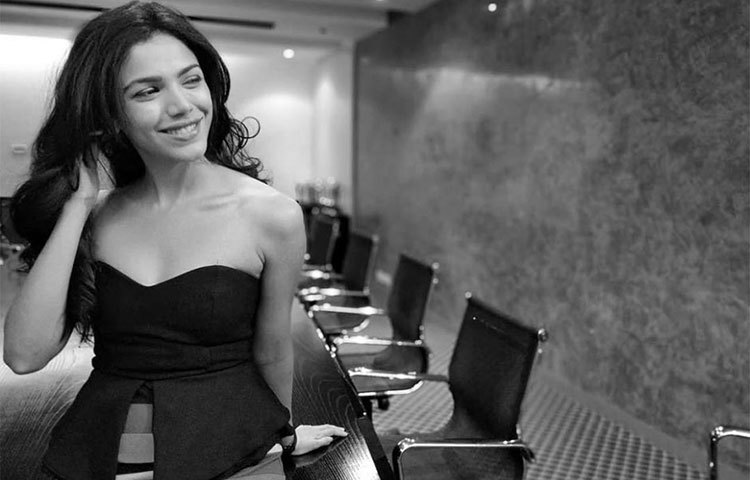 ছোট পর্দার পরে শ্রিয়া পা রাখেন মঞ্চে। তার পরে আর ফিরে তাকাননি এই অভিনেত্রী।