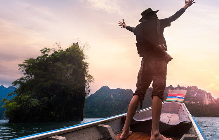 একা থাকার যে সব সুবিধা, সে সব নিয়ে কি আলাদা করে ভেবেছেন? একা মানেই কিন্তু নিজের ইচ্ছায় সময় কাটানোর বিপুল সুযোগ। কোনও কিছুর জন্যই কারও কাছে জবাবদিহির প্রয়োজন পড়ে না। স্বাধীন জীবনের মজা পাওয়া যায়। কাজেই একা থাকার ভাল দিকগুলোও ভাবতে শিখুন।