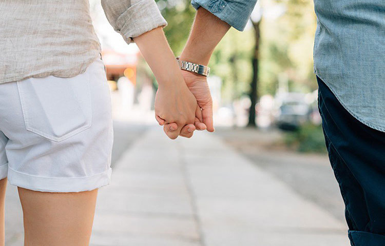 মনে মনে প্রস্তুত থাকুন নতুন কাউকে সঙ্গী হিসাবে বেছে নিতে। অথচ, কিছুতেই খুঁজে পাচ্ছেন না নতুন মানুষ? বা আলাপ হলেও বেশি দিন টিকছে না সে সম্পর্ক? তা হলে ভেবে দেখুন, কেন আপনার সঙ্গেই এমনটা ঘটছে? সঙ্গী খোঁজায় কি কোনও সমস্যা ঘটছে, না কি কোনো অভ্যাস বা স্বভাব এই পথে বাধা হয়ে দাঁড়াচ্ছে? তা হলে দ্রুত বদলান সেসব দিক।