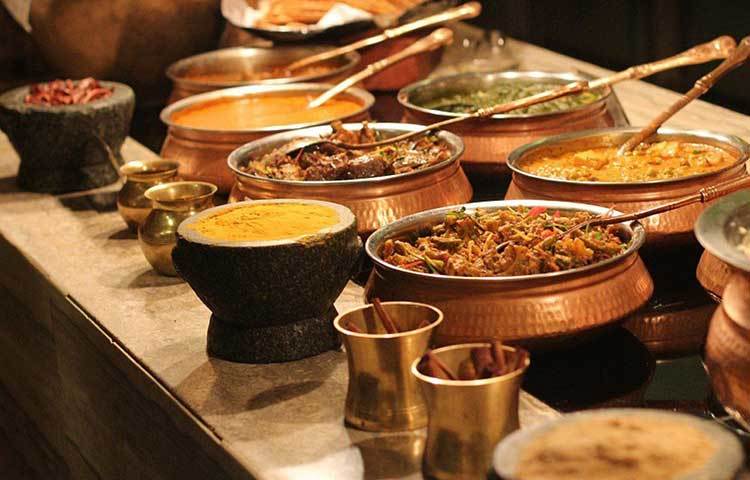 সপ্তাহান্তে নিজের রুটিনে আনুন একটু রং। বাড়ির সকলকে নিয়ে জমিয়ে সিনেমা দেখুন বা বাইরে খেতে বের হন। একটু ঘুরেও আসতে পারেন কাছাকাছি কোথাও। এ ছাড়া চেনা মানুষদের মধ্যে যারা এখনও ‘সিঙ্গল’ তাদের নিয়েই কাটিয়ে দিন গোটা দিন। আড্ডা, গল্প, সিনেমা, খাওয়াদাওয়ায় মনখারাপ কমে যাবে নিমেষে।