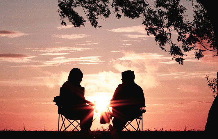 আপনার একা থাকা নিয়ে খুব সমালোচিত হচ্ছেন? বাড়ি থেকেও চাপ আসছে জীবনে থিতু হওয়ার? এ দিকে মনের মতো মানুষ না পেলে আপনি সম্পর্কে জড়ানোর ভরসা পাচ্ছেন না। এমন হলে অপেক্ষা করুন নিজের মনের মানুষের জন্য। দরকারে বাড়িতে কথা বলুন। কারও কথায় প্রভাবিত হয়ে, একটা সম্পর্কে জড়াতে হবে- এমন দায় থেকে সম্পর্কে জড়াবেন না।