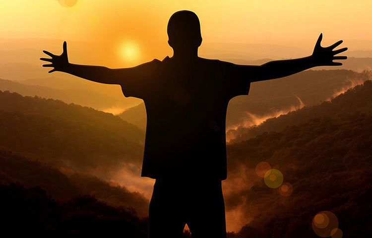 নিজেকে নিয়ে গর্বিত হোন। নিজের যা আছে, যেটুকু আছে, সে সব নিয়ে আনন্দ উপভোগ করুন। যা নেই সে সবের দুঃখতে কব্জা করার এটিই সেরা উপায়। নিজের ভাল সময়, সাফল্য এ সব নিয়ে বাবতে শুরু করলে ব্যর্থতা গ্রাস করতে পারবে না।