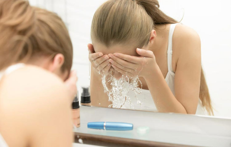 শুতে যাওয়ার আগে অবশ্যই ভালো করে মুখ ধুয়ে নিন। চেষ্টা করুন অন্তত ১০ মিনিট সময় দিতে মুখের ত্বকের যত্নের জন্য। পরামর্শ দিয়েছেন ক্যালিফোর্নিয়ার থেরাপিস্ট সারা স্টানিজাই।