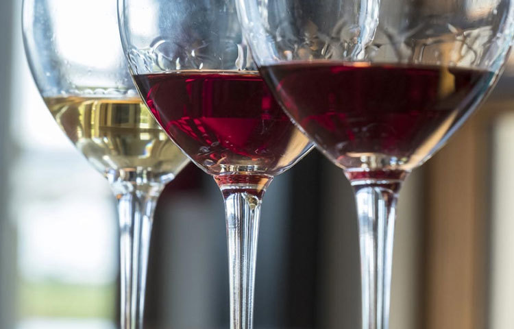 মদ্যপান করলে ঝিম ভাব হয় মানেই যে ভালো ঘুম হবে তা নয়। বরং উলটোটাই হয়, জানাচ্ছেন মিশিগান বিশ্ববিদ্যালয়ের প্রফেসর ডন ডোর-স্টাইটস। তার বদলে হার্বাল টি বা গরম দুধ খেয়ে ঘুমতে যান।