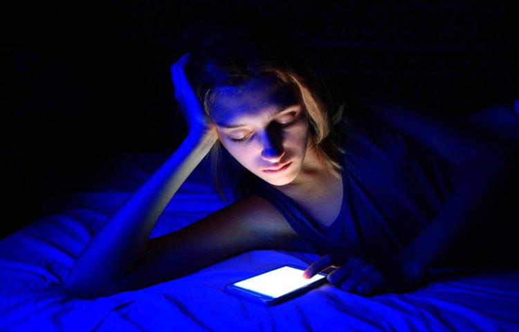 বিছানায় শুয়ে মোবাইল ফোন ঘাঁটাঘাঁটি একেবারেই নয়। মোবাইলের নীল আলো স্বাস্থ্যের জন্য খুবই ক্ষতিকারক। বরং সঙ্গীর সঙ্গে কথা বলুন।