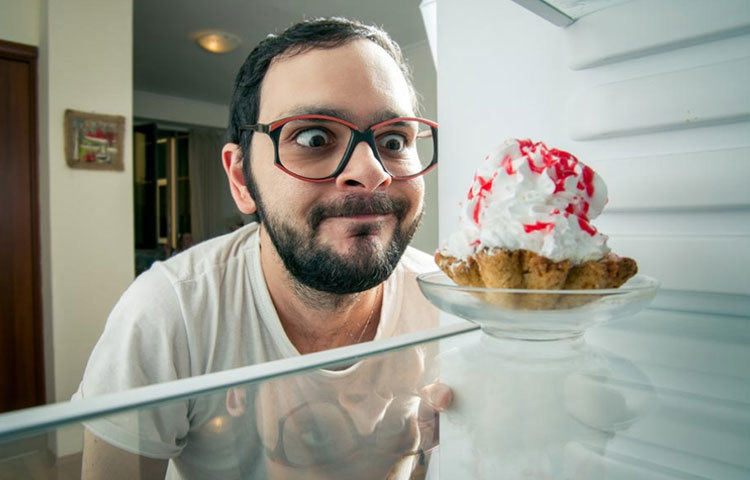 ঘুমোতে যাওয়ার আগে মুখরোচক কিছু না খাওয়াই ভালো। কারণ, এ ক্ষেত্রে খাবারের পুরো ফ্যাটই শরীরে জমে যায়।