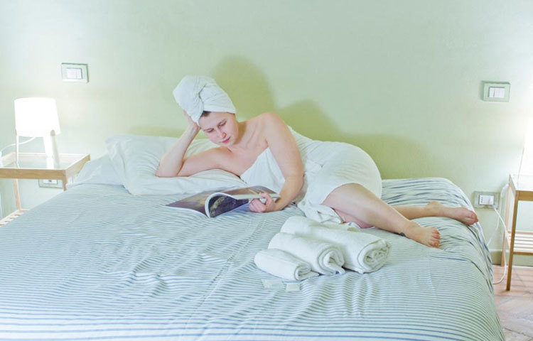 গোসল করেই ঘুমোতে যাওয়ার অভ্যেস রয়েছে অনেকের। টেক্সাসের স্টাইলিস্ট ব্র্যান্ডি ফ্লোরস বলছেন, শুতে যাওয়ার আগে অবশ্যই চুল ভালো করে শুকিয়ে নেয়া দরকার। না হলে চুলের ক্ষতি হয়।