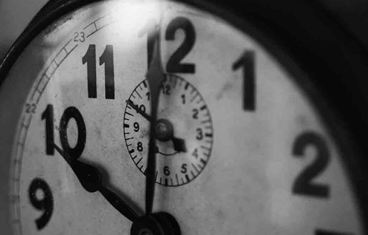 শিশুর ঘুমানোর একটা নির্দিষ্ট সময় ঠিক করুন প্রথমেই। নিজেদের যত কাজই থাক, শিশুর ঘুমের সেই সময়ের হেরফের করবেন না। তাতে শিশুর বায়োলজিক্যাল ক্লক ঠিক থাকে। কিছুদিন অভ্যাসের পর ওই নির্দিষ্ট সময় মেনেই তার ঘুম আসবে।