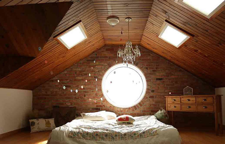 মনোবিদদের মতে, অনেক অভিভাবকই শিশুকে ঘুমের উপযুক্ত পরিবেশ দেন না। ঘরে চড়া আলো বা টিভি, সাউন্ড সিস্টেমের আওয়াজ তাদের ঘুমের ব্যঘাত ঘটায়। শিশুও না ঘুমিয়ে সে সবে মন দিতে শুরু করে। কাজেই সন্তানকে ঘুম পাড়ানোর আগে তার ঘুমের পরিবেশ আনুন ঘরে।