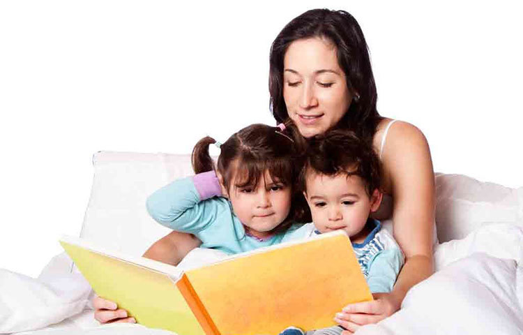 রাতে খাওয়াদাওয়ার পর সন্তানকে ঘুম পাড়াতে গান বা গল্পের আশ্রয় নিন। গানের সুর, গল্পের গতি এ সব শিশুর মস্তিষ্কের হাইপোথ্যালামাস ও থ্যালামাসকে প্রভাবিত করে। তাকে শান্ত করে। গান বা গল্প শুনতে শুনতে তাই ঘুমিয়ে পড়া অনেক শিশুরই অভ্যাস।