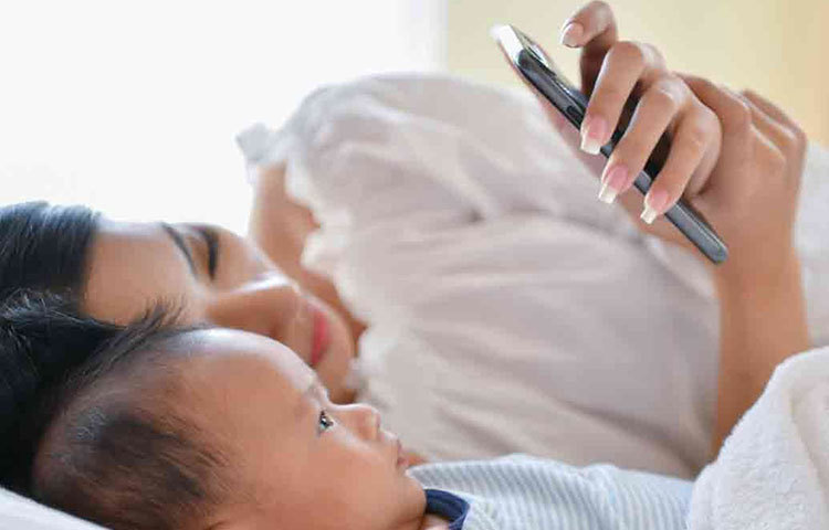 সন্তানকে ঘুম পাড়াতে গিয়ে আপনি মোবাইল নিয়ে ঘাঁটাঘাঁটি করবেন না। শিশুকেও ঘুমনোর আগে মোবাইলে হাত দিতে দেবেন না। অনেক বাবা-মা সন্তানকে রাতে ঘুমোতে যাওয়ার আগে মোবাইলে গেম খেলতে দেন। এতে তার মস্তিষ্কের স্নায়ু উদ্দীপ্ত হয় এবং ঘুম বাধা পায়।