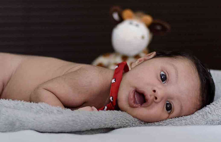 শিশুকে তো নির্দিষ্ট সময় ঘুম পাড়াতেই হবে, সঙ্গে ঘুমনোর সময় যদি তার হাতের কাছে প্রিয় কোনও খেলনা বা বস্তু দেন, তার সংস্পর্শে এসে শিশু ঘুমোয় অনেক তাড়াতাড়ি।