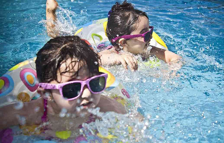 সন্তান একটু বড় হলে, তার সারা দিনের রুটিনে কিছুটা সময় রাখুন শরীরচর্চার জন্যও। ডায়েট মেনে খাওয়া ও শরীরচর্চার মধ্যে থাকলে শরীরের সমস্যা দূরে তাকে, মানসিক চাপ কমে ও শিশু পর্যাপ্ত ঘুমোয়।