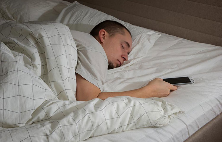 ঘুমোনোর সময় স্মার্টফোন যেন কাছে না থাকে।