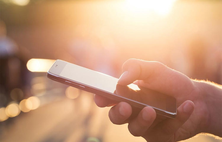 চার্জ দেওয়ার সময় স্মার্টফোন সূর্যের আলো থেকে দূরে রাখুন।