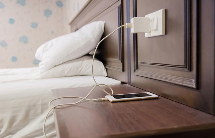 চার্জ দেওয়ার সময় মোবাইল রাখুন টেবিলের মতো খোলা জায়গায়।