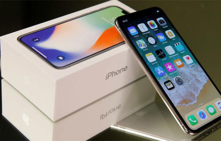 বিশ্ব বাজারে মোট স্মার্টফোন বিক্রির নিরিখে তালিকার তিন নম্বরে রয়েছে iPhone X। এই ফোনটির বিক্রির পরিমাণ বিশ্বব্যাপী মোট স্মার্টফোন বিক্রির ২.৩ শতাংশ।