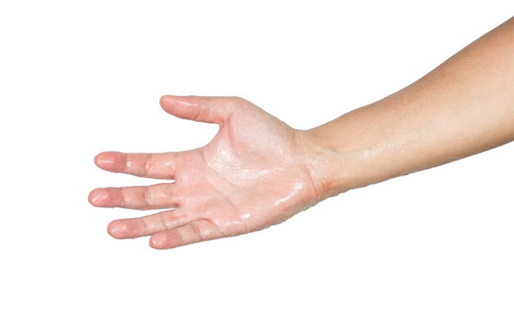 হাত ভিজা থাকলে, স্মার্টফোনে ইয়ারফোন লাগানো কখনওই ঠিক নয়।