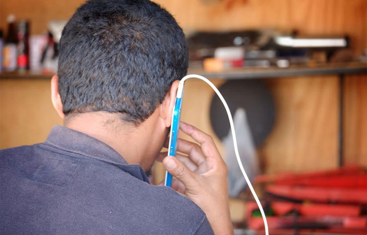 মোবাইল চার্জ দেওয়ার সময় ফোনে কথা বলা বা গেমস খেলা একেবারেই ঠিক নয়।