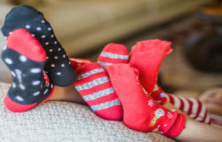 দুর্গন্ধ থেকে বাঁচতে সুতির মোজা ব্যবহার করুন।