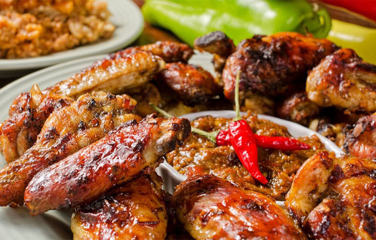 মশলাদার খাবারদাবার এড়িয়ে চলুন। এতে করে পায়ের দুর্গন্ধ থেকে রেহাই পাবেন।