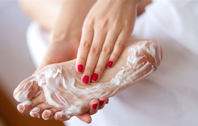 ভালো করে পা মুছে, ময়েশ্চারাইজার লাগিয়ে নিন।