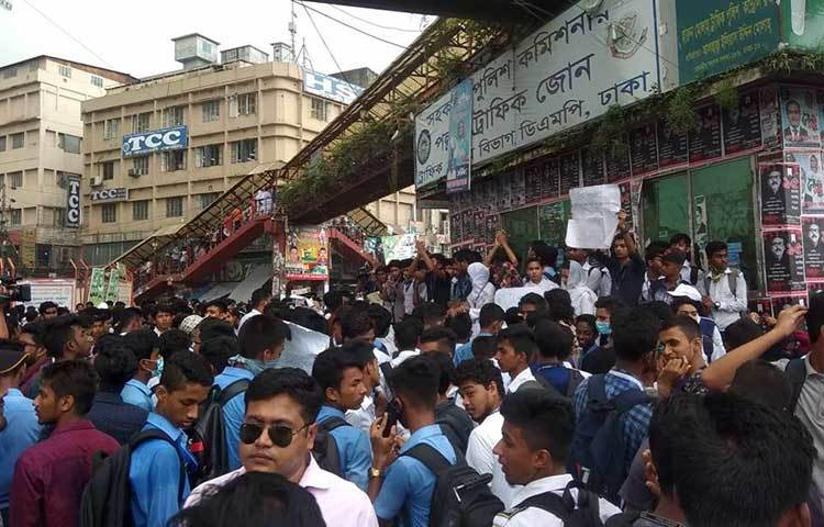 সকাল থেকেই ‘উই ওয়ান্ট জাস্টিস’ স্লোগানে মিরপুর ১০ নম্বর এলাকায় শিক্ষার্থীরা জড়ো হয়েছে।