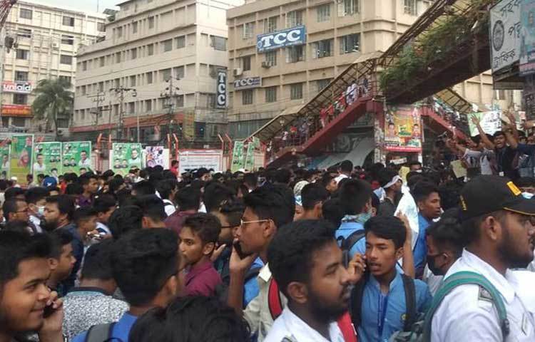 বিভিন্ন স্কুল কলেজের শিক্ষার্থীরা গোল চক্কর এলাকায় স্লোগান দিচ্ছে।