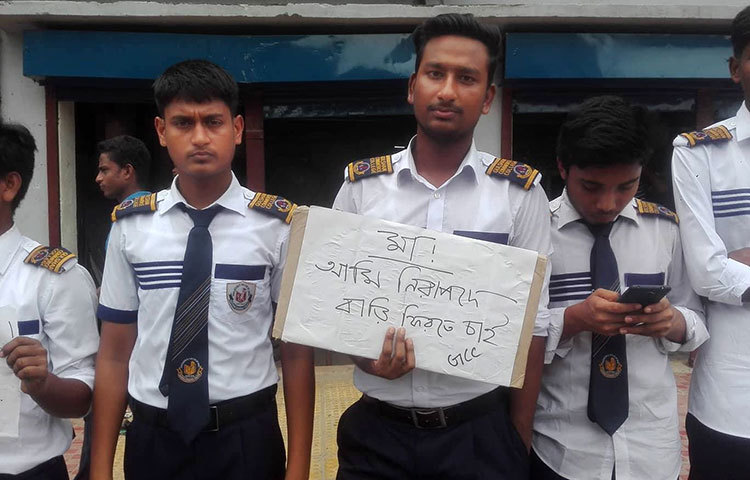 ‘মা! আমি নিরাপদে বাড়ি ফিরতে চাই’ দাবি নিয়ে রাস্তায় গুলশান কমার্স কলেজের ছাত্ররা।