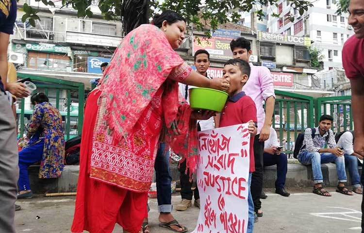 আন্দোলনরত শিক্ষার্থীরা খাবার অনেক পেয়ে অনেক আনন্দিত। ছবি : মাহবুব আলম