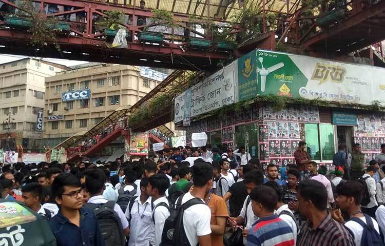 ছাত্রদের সঙ্গে বিভিন্ন শ্রেণি-পেশার মানুষ ছাত্রদের সমর্থন দিয়ে যাচ্ছে।