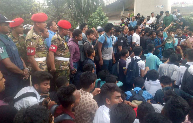 রাস্তা বন্ধ করে প্রতিবাদ জানাচ্ছে বিভিন্ন শিক্ষা প্রতিষ্ঠানে শিক্ষার্থীরা।