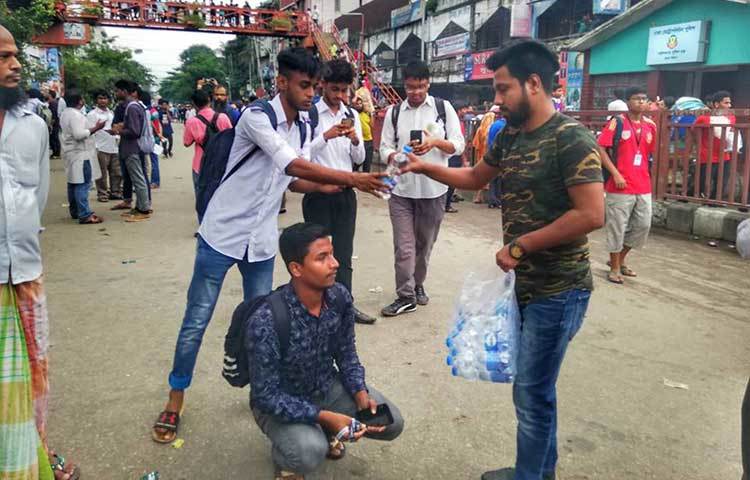 পিপাসিত শিক্ষার্থীদের মাঝে খাবার পানি সরবরাহ করা হচ্ছে। ছবি : মাহবুব আলম