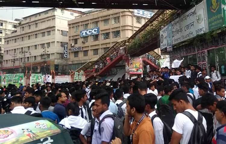 স্কুল-কলেজের শিক্ষার্থীরা উইনিফর্ম পরে আজও রাস্তায় নেমেছে।
