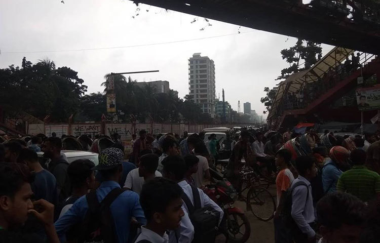 বিভিন্ন যানবাহন সুসৃঙ্খলভাবে চলার জন্য শিক্ষার্থীরা নির্দেশনা দিচ্ছে।