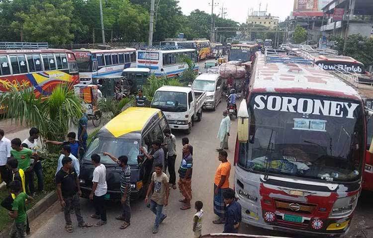 রাস্তায় আটকে আছে অসংখ্য গাড়ি।
