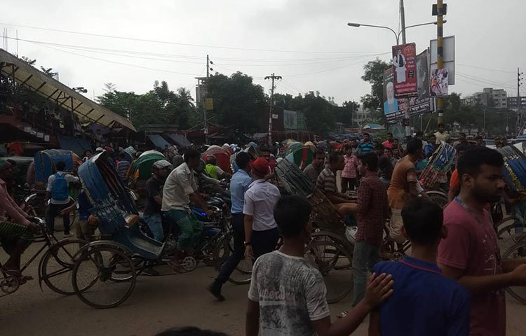 উল্টো পথে কোনো গাড়ি অথবা রিকশা চলতে দিচ্ছেনা এখানকার শিক্ষার্থীরা।