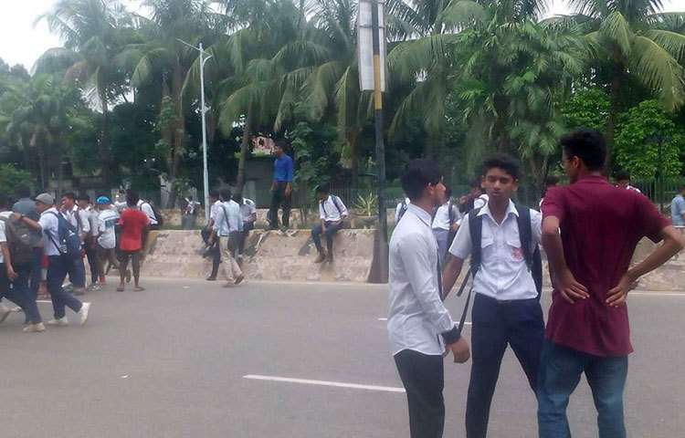 সহপাঠীদের মৃত্যুতে সড়ক অবরোধ করছে শোকার্ত শিক্ষার্থীরা।