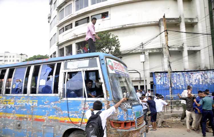যাত্রী নামিয়ে গাড়ি আটকে দিচ্ছে প্রতিবাদী ছাত্ররা। ছবি : বিপ্লব দিক্ষিৎ