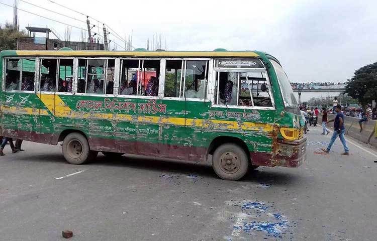 বিক্ষুব্ধ ছাত্ররা গাড়ির গ্লাস ভাঙচুর করেছে এবং গাড়ি গন্তব্যে যেতে দিচ্ছে না। ছবি : বিপ্লব দিক্ষিৎ
