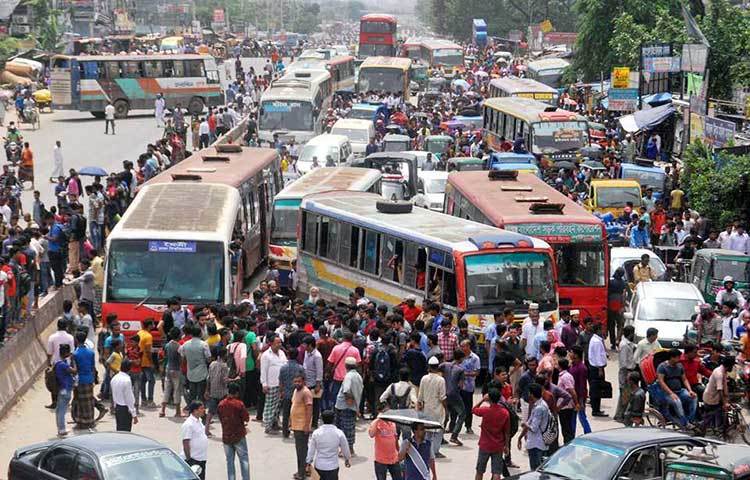 ছাত্রদের আন্দোলনের ফলে রাস্তায় জ্যাম সৃষ্টি হয়েছে। ছবি : বিপ্লব দিক্ষিৎ