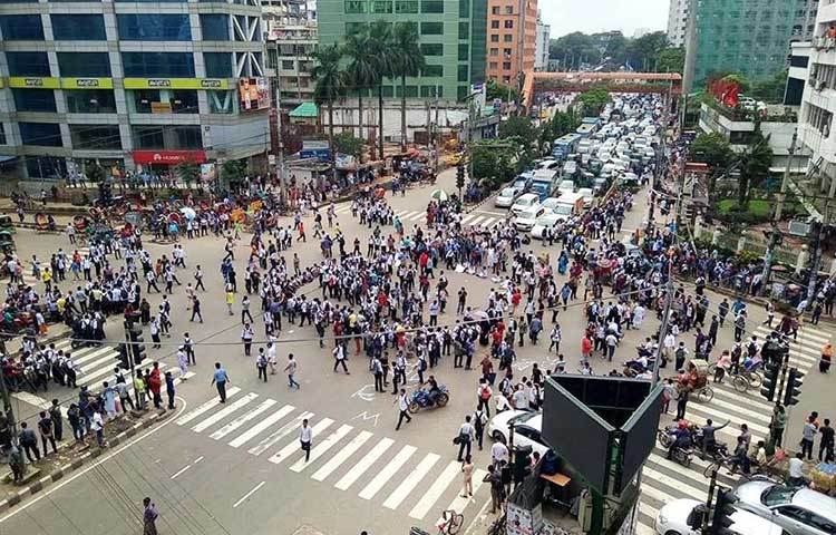 রাস্তা অবরোধ করে যান চলাচল বন্ধ করে দিয়েছে। ছবি : বিপ্লব দিক্ষিৎ