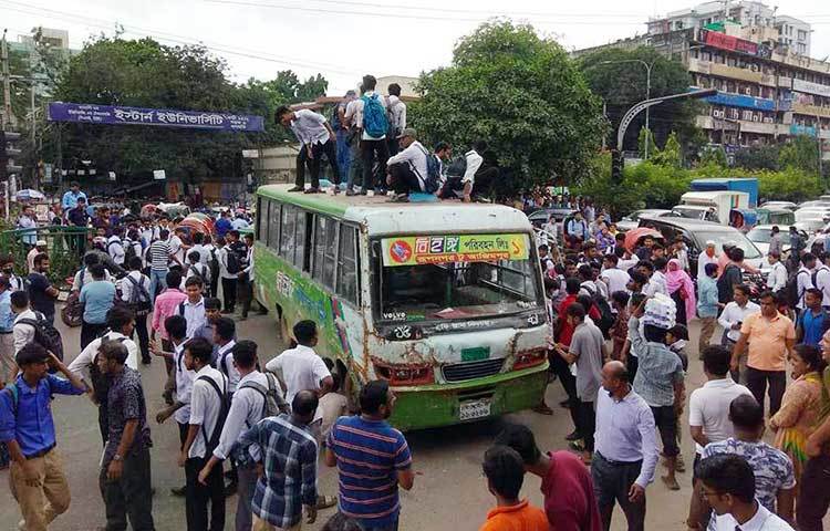 রাস্তায় অবস্থান নিয়ে ছাত্ররা ফিটনেস ছাড়া বাস চলতে দিচ্ছে না। ছবি : বিপ্লব দিক্ষিৎ