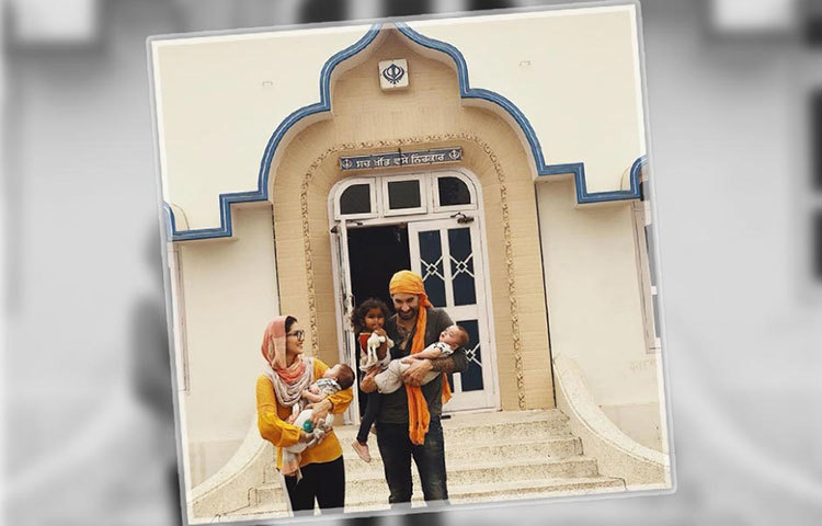 ‘ফাদার্স ডে’তে স্বামী ড্যানিয়েল ওয়েবরকে উইশ করেন সানি, ছেলেমেয়ের তরফ থেকে। ছবির ক্যাপশনে অভিনেত্রী লেখেন যে, ড্যানিয়েলই সেই ব্যক্তি যিনি সানির জীবনের সব কিছু ধরে রেখেছে।